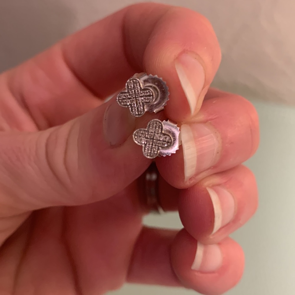 14 Kr white gold stud mounted earrings. Round/Diamond cut. Van clef & Arpels.